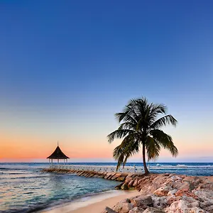https://half-moon.comcaribbean.com