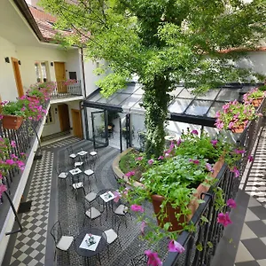 At The White Lily **** Praga