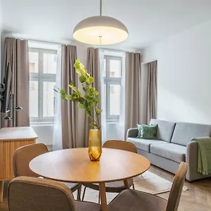 Limehome Halkova **** Praga